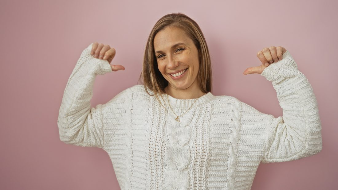 Femme souriante et confiante — développer la confiance en soi grâce à la sophrologie