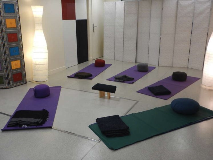 La salle de pratique du Tai Chi au cabinet de Marsannay-la-Côte, tapis et coussins installés
